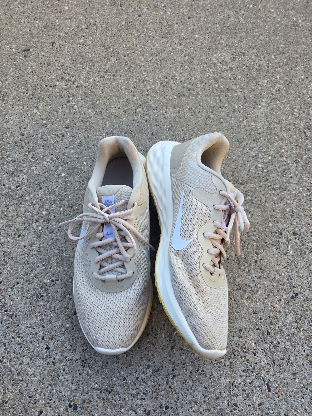 Nike Women's Beige Lightweigt Sneaker  Size 10.5 - Picture 12 of 15